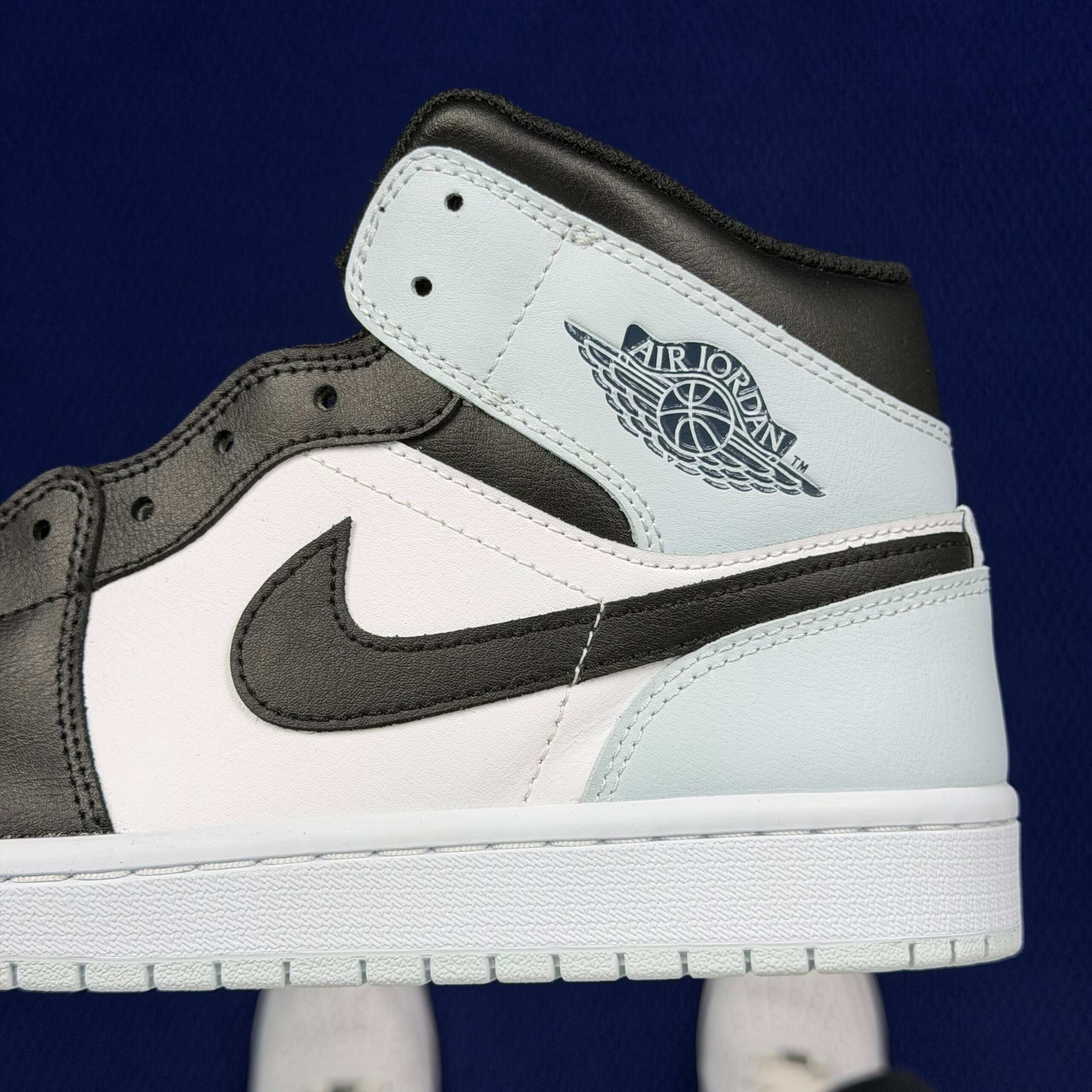DT AJ1Mid DQ8426-002 - Image 5