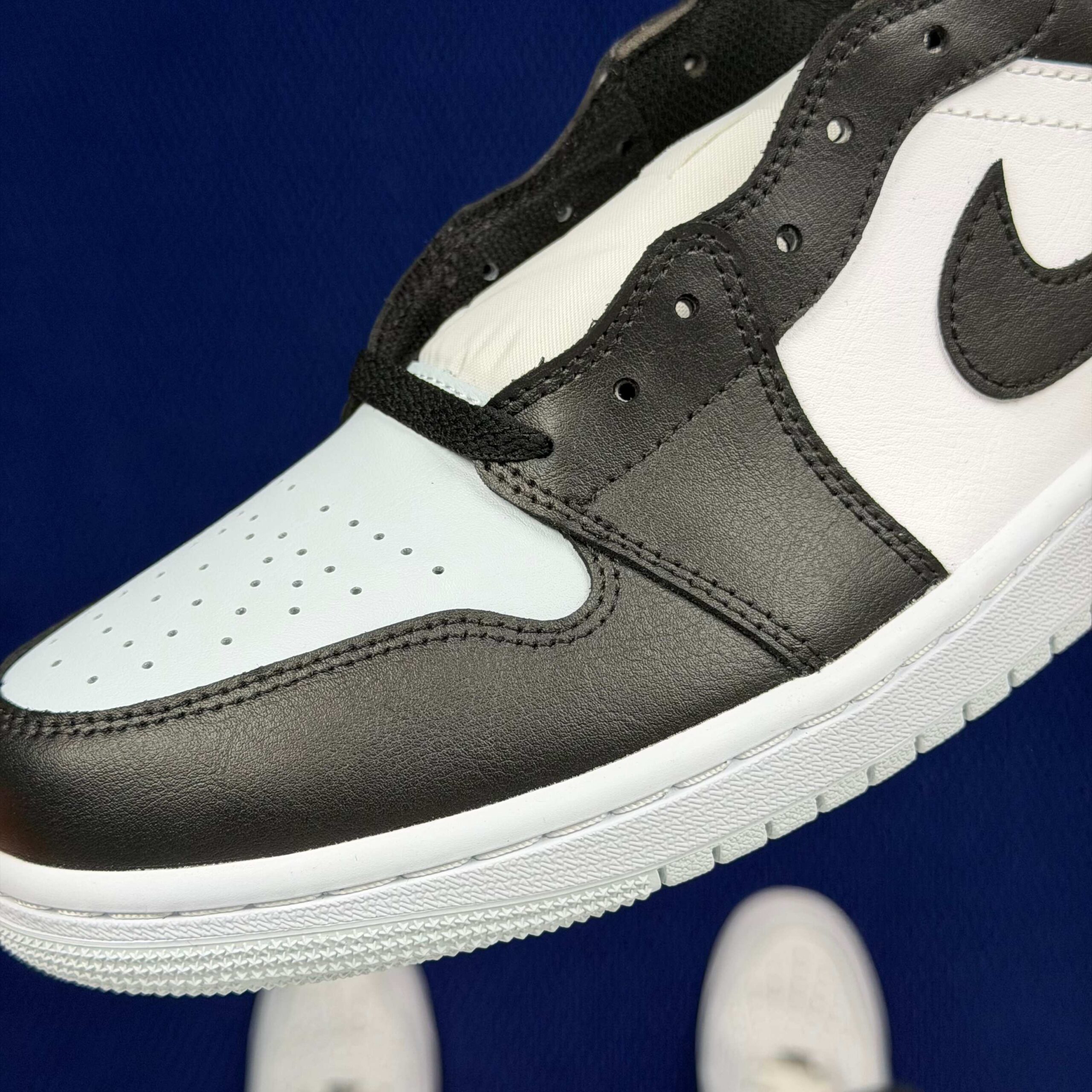 DT AJ1Mid DQ8426-002 - Image 4