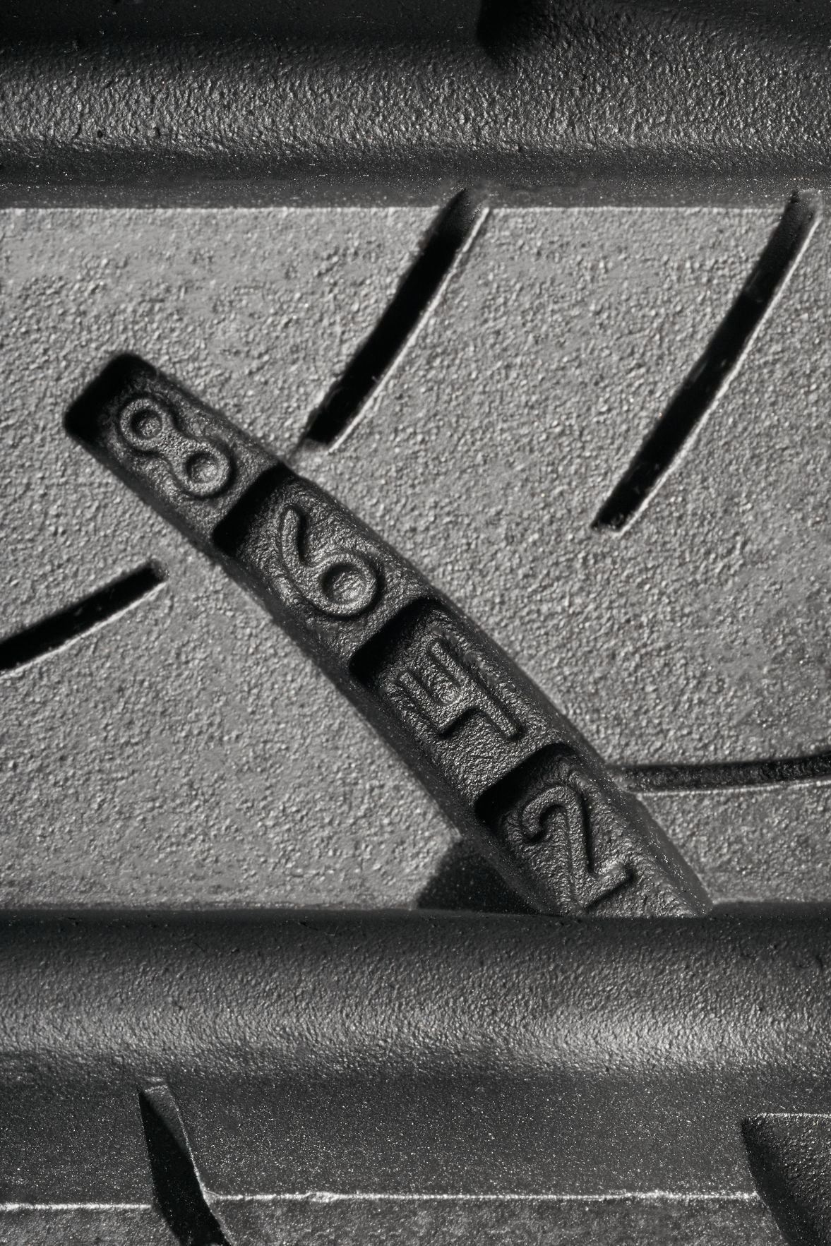 Goodyear Assurance Outlast 235/65R18 106V All-Season Tire Fits: 2022-23 Toyota Highlander Hybrid Bronze Edition, 2021 Toyota Highlander XSE - Image 2